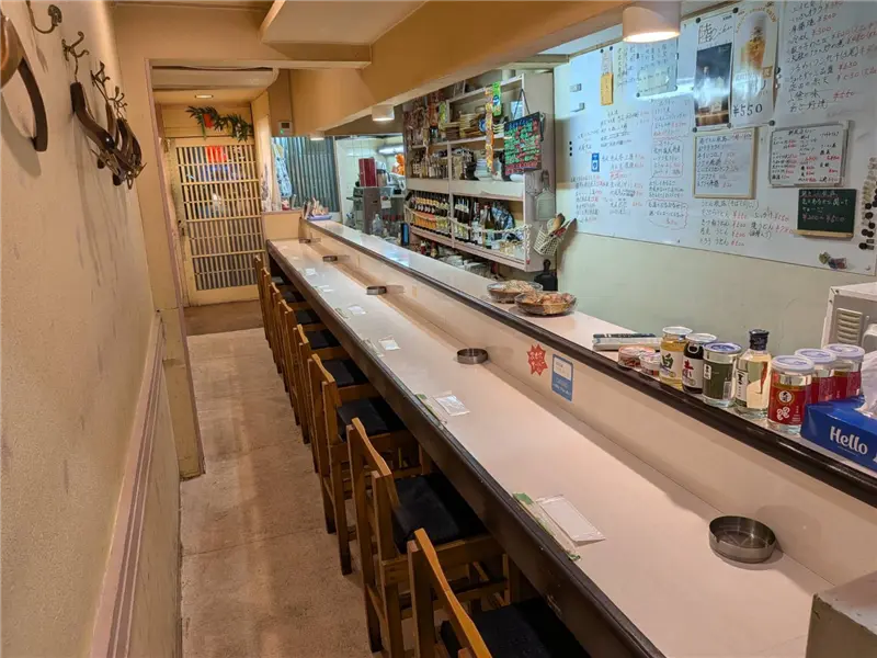 カウンター10席の和気あいあいとした店内の様子