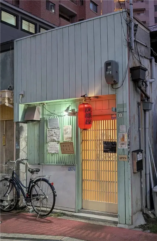 西宮東口通り商店街に面した居酒屋の外観